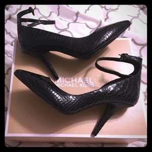 NWT Michael Kors Abbi Embossed pumps